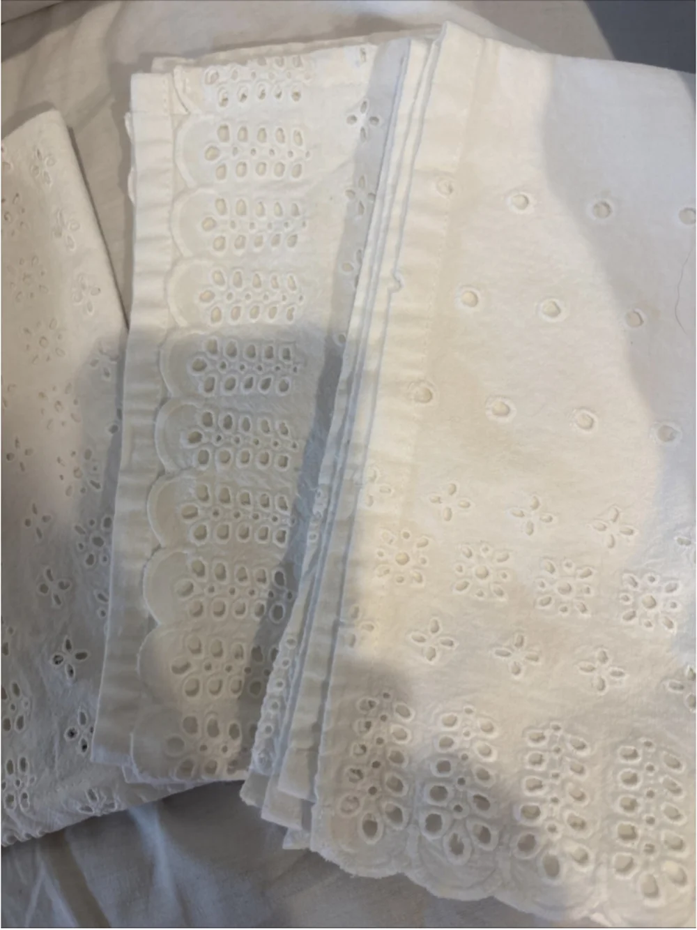 Pioneer Woman White 100% Cloth Napkins (4).  1050